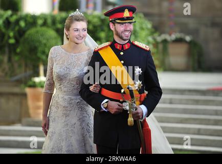 121020 -- LUXEMBOURG, 20 octobre 2012 Xinhua -- le Grand-Duc héréditaire Guillaume et son épouse la Princesse Stéphanie, Grande-Duchesse héréditaire de Luxembourg, quittent la cathédrale notre-Dame après leur service religieux à Luxembourg, le 20 octobre 2012. Xinhua/Ye Pingfan LUXEMBOURG-BELGIQUE-ROYAUX-RELIGIEUX MARIAGE PUBLICATIONxNOTxINxCHN Banque D'Images