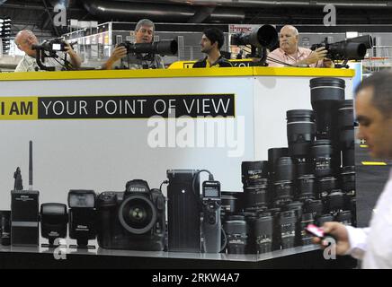 Bildnummer: 58611823  Datum: 19.10.2012  Copyright: imago/Xinhua (121019) -- JOHANNESBURG, Oct. 19, 2012 (Xinhua) -- Visitors try digital cameras on display during the Photo and Film Expo in Johannesburg, South Africa, on Oct. 19, 2012. (Xinhua/Li Qihua) SOUTH AFRICA-JOHANNESBURG-PHOTO-EXPO PUBLICATIONxNOTxINxCHN Wirtschaft Messe Fotomesse Fotografie xrj x0x 2012 quer      58611823 Date 19 10 2012 Copyright Imago XINHUA  Johannesburg OCT 19 2012 XINHUA Visitors Try Digital Cameras ON Display during The Photo and Film EXPO in Johannesburg South Africa ON OCT 19 2012 XINHUA left  South Africa Jo Stock Photo