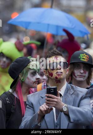 Bildnummer: 58614324  Datum: 20.10.2012  Copyright: imago/Xinhua (121021) -- TORONTO, Oct. 21, 2012 (Xinhua) -- dressed up as zombies participate the 10th Annual Toronto Zombie Walk in Toronto, Canada, Oct. 20, 2012. About 10,000 participants dressed up as zombies writhed, weaved and lurched their way through the streets of Toronto on Saturday. (Xinhua/Zou Zheng) CANADA-TORONTO-ZOMBIE WALK PUBLICATIONxNOTxINxCHN Gesellschaft Verkleidung kurios premiumd x0x xgw 2012 hoch      58614324 Date 20 10 2012 Copyright Imago XINHUA  Toronto OCT 21 2012 XINHUA Dressed up As Zombies participate The 10th A Stock Photo