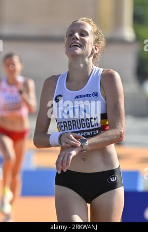 Budapest, Hongrie. 26 août 2023. La Belge Hanne Verbruggen photographiée sur la ligne d'arrivée du marathon féminin, aux Championnats du monde d'athlétisme à Budapest, Hongrie, le samedi 26 août 2023. Les mondiaux se déroulent du 19 au 27 août 2023. BELGA PHOTO ERIC LALMAND crédit : Belga News Agency/Alamy Live News Banque D'Images