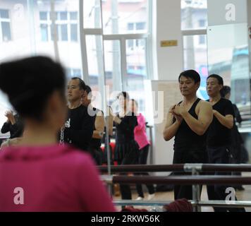 Bildnummer : 58617177 Datum : 22.10.2012 Copyright : imago/Xinhua (121022) -- GUIYANG, 22 octobre 2012 (Xinhua) -- les membres du Yunfei Art ensemble, une troupe de danse âgée, se réchauffent lors d'une répétition à Guiyang, capitale de la province du Guizhou du sud-ouest de la Chine, le 22 octobre 2012. La troupe de danse, composée de retraités passionnés de danse, organise des spectacles gratuits dans les prisons, les communautés, les écoles et les zones rurales depuis plus d’une décennie. (Xinhua/Tao Liang) (lmm) CHINA-GUIZHOU-GUIYANG-OLD DANCE TROUPE (CN) PUBLICATIONxNOTxINxCHN Kultur Tanz x0x xmb 2012 quadrat 586 Banque D'Images