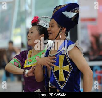 Bildnummer : 58617176 Datum : 22.10.2012 Copyright : imago/Xinhua (121022) -- GUIYANG, 22 octobre 2012 (Xinhua) -- les membres du Yunfei Art ensemble, une troupe de danse âgée, répètent une danse à Guiyang, capitale du sud-ouest de la Chine, province du Guizhou, 22 octobre 2012. La troupe de danse, composée de retraités passionnés de danse, organise des spectacles gratuits dans les prisons, les communautés, les écoles et les zones rurales depuis plus d’une décennie. (Xinhua/Tao Liang) (lmm) CHINA-GUIZHOU-GUIYANG-OLD DANCE TROUPE (CN) PUBLICATIONxNOTxINxCHN Kultur Tanz x0x xmb 2012 quadrat 58617176 Date 22 10 2012 Banque D'Images