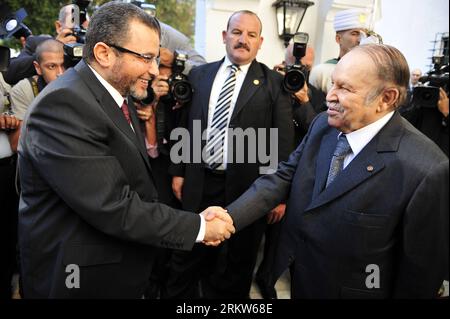 Bildnummer : 58623003 Datum : 23.10.2012 Copyright : imago/Xinhua (121023) -- ALGER, 23 octobre 2012 (Xinhua) -- le président algérien Abdelaziz Bouteflika (à droite) accueille le Premier ministre égyptien Hicham Qandil à la résidence Djenane El Mufti à Alger, Algérie, le 23 octobre 2012. Qandil a entamé lundi une visite de trois jours en Algérie. (Xinhua/Mohamed Kadri) ALGÉRIE-ALGER-ÉGYPTE-RÉUNION PUBLICATIONxNOTxINxCHN People Politik xjh x0x premiumd 2012 quer 58623003 Date 23 10 2012 Copyright Imago XINHUA Alger OCT 23 2012 XINHUA le président algérien Abdel Aziz Bouteflika r accueille le Premier ministre égyptien Banque D'Images