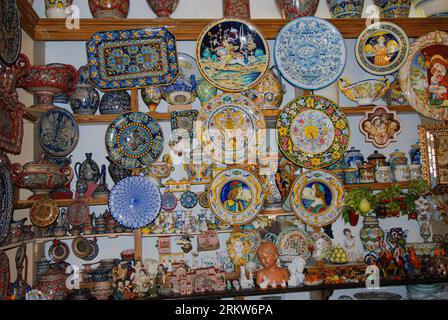 Boutique de souvenirs en céramique à Sienne. Toscane, Italie Banque D'Images