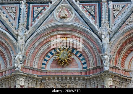 Détail du Duomo magnifiquement décoré de Sienne. Toscane Italie Banque D'Images