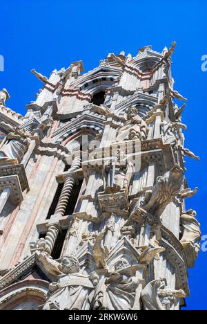 Détail du Duomo magnifiquement décoré de Sienne. Toscane Italie Banque D'Images