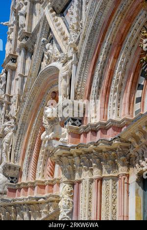 Détail du Duomo magnifiquement décoré de Sienne. Toscane Italie Banque D'Images