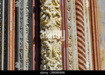 Détail du Duomo magnifiquement décoré de Sienne. Toscane Italie Banque D'Images