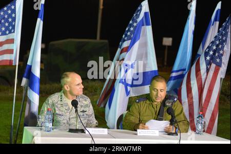 Bildnummer : 58632604 Datum : 24.10.2012 Copyright : imago/Xinhua (121025) -- TEL AVIV, 25 octobre 2012 (Xinhua) -- général de l'armée américaine Craig Franklin (L), commandant régional de la défense aérienne pour le Commandement européen (EUCOM), et homologue des Forces de défense israéliennes (IDF), le brigadier général Shahar Shohat, assister à une conférence de presse tenue aux côtés d’une batterie de missiles Patriot déployée à tel Aviv le 24 octobre 2012. Une recrudescence des attaques de roquettes de militants palestiniens depuis Gaza sur des cibles civiles israéliennes, et des contre-frappes de l'armée de l'air sur des équipages de lancement n'auront pas d'impact sur un exercice de défense aérienne bilatéral massif, les généraux sur les deux Banque D'Images