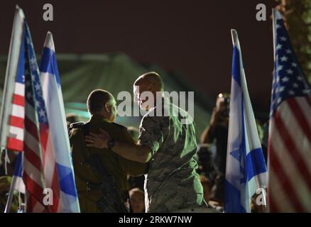 Bildnummer : 58632605 Datum : 24.10.2012 Copyright : imago/Xinhua (121025) -- TEL AVIV, 25 octobre 2012 (Xinhua) -- général de l'armée américaine Craig Franklin (à droite), commandant régional de la défense aérienne pour le Commandement européen (EUCOM), et homologue des Forces de défense israéliennes (IDF), le brigadier général Shahar Shohat, assister à une conférence de presse tenue aux côtés d’une batterie de missiles Patriot déployée à tel Aviv le 24 octobre 2012. Une recrudescence des attaques de roquettes de militants palestiniens depuis Gaza sur des cibles civiles israéliennes, et des contre-frappes de l'armée de l'air sur des équipages de lancement n'auront pas d'impact sur un exercice de défense aérienne bilatéral massif, les généraux sur les deux Banque D'Images