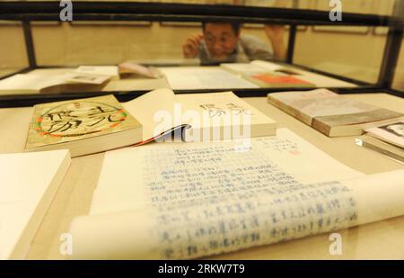 Bildnummer : 58633669 Datum : 25.10.2012 Copyright : imago/Xinhua (121025) -- SHANGHAI, 25 octobre 2012 (Xinhua) -- Un visiteur regarde des manuscrits du romancier chinois Mo Yan exposés lors d'une exposition de collection du prix Nobel à la bibliothèque du district Putuo de Shanghai, municipalité de Shanghai dans l'est de la Chine, le 25 octobre 2012. L'exposition a ouvert ses portes jeudi, avec des inscriptions, des livres autographiés et des photos, des timbres commémoratifs de plus de 300 lauréats du prix Nobel, dont des manuscrits originaux du romancier chinois Mo Yan. Mo Yan est le lauréat du prix Nobel de littérature 2012. (Xinhua/Lai Xinli Banque D'Images