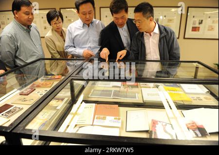 Bildnummer : 58633672 Datum : 25.10.2012 Copyright : imago/Xinhua (121025) -- SHANGHAI, 25 octobre 2012 (Xinhua) -- visitez une exposition de collection du prix Nobel à la bibliothèque du district Putuo de Shanghai, municipalité de Shanghai dans l'est de la Chine, 25 octobre 2012. L'exposition a ouvert ses portes jeudi, avec des inscriptions, des livres autographiés et des photos, des timbres commémoratifs de plus de 300 lauréats du prix Nobel, dont des manuscrits originaux du romancier chinois Mo Yan. Mo Yan est le lauréat du prix Nobel de littérature 2012. (Xinhua/Lai Xinlin) (lx) CHINA-SHANGHAI-NOBEL PRIZE-EXHIBITION (CN) PUBLICATIONxNO Banque D'Images