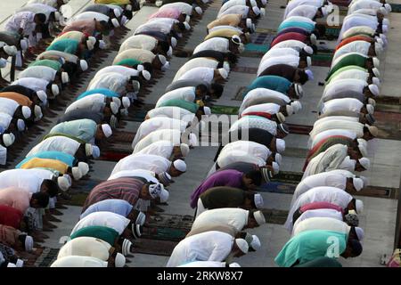 Bildnummer : 58639658 Datum : 27.10.2012 Copyright : imago/Xinhua (121027) -- DHAKA, 27 octobre 2012 (Xinhua) -- les musulmans bangladais prient à la mosquée nationale Baitul Mukarrom lors de la fête musulmane de l'Aïd al-Adha à Dhaka, capitale du Bangladesh, le 27 octobre 2012. (Xinhua/Shariful Islam) BANGLADESH-DHAKA-EID-AL-ADHA PUBLICATIONxNOTxINxCHN Gesellschaft religion Islam Muslim Fest Feiertag Opferfest x0x xac 2012 quer Aufmacher premiumd 58639658 Date 27 10 2012 Copyright Imago XINHUA Dhaka OCT 27 2012 XINHUA les musulmans bangladais prient À la mosquée nationale Baitul pendant la fête musulmane de Banque D'Images