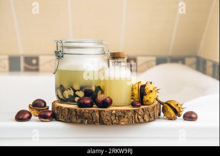 Concept de savon liquide naturel et de shampooing. Trempage de châtaignier de cheval, Aesculus hippocastanum dans l'eau, sorcière contenant de la saponine naturelle la matière de nettoyage. Banque D'Images