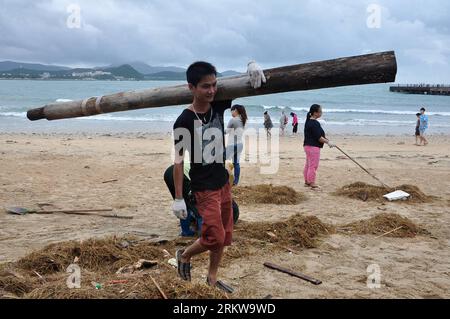 Bildnummer : 58645893 Datum : 29.10.2012 Copyright : imago/Xinhua (121029) -- SANYA, 29 oct. 2012 (Xinhua) -- nettoyer les équipements endommagés sur le rivage après que le typhon son-Tinh ait balayé l'île de Hainan dans la ville de Sanya, province de Hainan dans le sud de la Chine, 29 oct. 2012. Le typhon son-Tinh a frappé la province depuis samedi, laissant une personne morte et cinq autres portées disparues. Au total, 1,26 millions de personnes ont été touchées à Hainan. (Xinhua/Guo Laijun) (mp) CHINA-HAINAN-TYPHOON SON-TINH-AFFECTED (CN) PUBLICATIONxNOTxINxCHN Gesellschaft Wetter Unwetter Sturm Schaden Zerstörung xas x0x 2012 quer 58645893 Date Banque D'Images