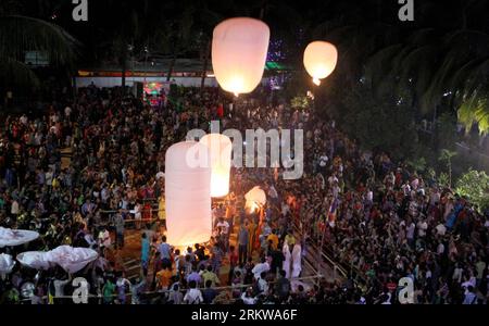 Bildnummer: 58649352  Datum: 29.10.2012  Copyright: imago/Xinhua (121030) -- DHAKA, Oct. 30, 2012 (Xinhua) -- Bangladeshi Buddhist devotees send fanuses (paper lanterns) into the sky during one of the biggest festivals Probarana Purnima in Dhaka, capital of Bangladesh, Oct. 29, 2012. Millions of Buddhist devotees observed on the day of the full moon in the month of Ashshin (September-October). (Xinhua/Shariful Islam) Authorized by ytfs BANGLADESH-DHAKA-PROBARANA PURNIMA-FESTIVAL PUBLICATIONxNOTxINxCHN Gesellschaft Religion Fest Lampenfest Buddhisten Lampe x0x xac 2012 quer      58649352 Date 2 Stock Photo