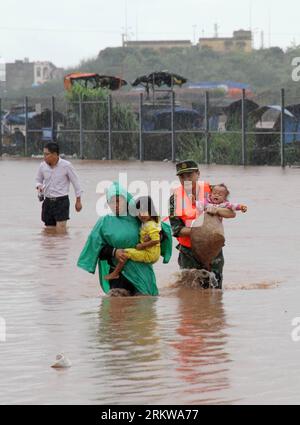 Bildnummer : 58649365 Datum : 29.10.2012 Copyright : imago/Xinhua (121030) -- FANGCHENGGANG, 30 octobre 2012 (Xinhua) -- Un soldat chinois aide des Vietnamiens à échapper aux inondations sur un marché gorgé d'eau près de la rivière Beilun à Dongxing, dans la région autonome de Guangxi Zhuang, le sud de la Chine, le 29 octobre 2012. Le typhon son-Tinh a apporté un vent fort et des pluies torrentielles au Guangxi depuis dimanche, coulant six bateaux et causant la disparition de 70 autres sur une rivière frontalière Chine-Vietnam, a déclaré la police mardi. Les autorités maritimes du Guangxi ont secouru 26 femmes et enfants vietnamiens piégés Banque D'Images