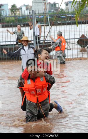 Bildnummer : 58649366 Datum : 29.10.2012 Copyright : imago/Xinhua (121030) -- FANGCHENGGANG, 30 octobre 2012 (Xinhua) -- Un soldat chinois porte un Vietnamien sur son dos à un marché gorgé d'eau près de la rivière Beilun à la frontière sino-vietnamienne à Dongxing, dans la région autonome de Guangxi Zhuang, le sud de la Chine, le 29 octobre 2012. Le typhon son-Tinh a apporté un vent fort et des pluies torrentielles au Guangxi depuis dimanche, coulant six bateaux et causant la disparition de 70 autres sur une rivière frontalière Chine-Vietnam, a déclaré la police mardi. Les autorités maritimes du Guangxi ont secouru 26 femmes et enfants vietnamiens pris au piège sur le Banque D'Images