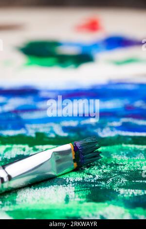 peintures et autres choses nécessaires pour le dessin, gros plan de peintures de différentes couleurs utilisées dans le travail créatif Banque D'Images