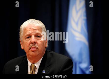 (121101) -- NEW YORK, 1 nov. 2012 (Xinhua) -- Gregory B. Starr, sous-secrétaire général des Nations Unies pour la sûreté et la sécurité, prend la parole lors d'une séance d'information à l'Assemblée générale des Nations Unies sur les effets de l'ouragan Sandy à New York, aux États-Unis, le 1 novembre 2012. Le haut fonctionnaire de l'ONU a déclaré jeudi que le complexe du siège des Nations Unies à New York a subi des dommages importants en termes d'inondations dues à l'ouragan Sandy, qui a frappé la zone métropolitaine lundi. (Xinhua/Shen Hong) US-ONU-QG-HURRICANE SANDY-DAMAGE PUBLICATIONxNOTxINxCHN 121101 New York 1 2012 novembre XINHUA Gregory B rigi Banque D'Images