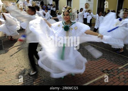 Bildnummer: 58663840  Datum: 03.11.2012  Copyright: imago/Xinhua PANAMA CITY, Nov. 3, 2012 - Folk dancers dressed in a Panamian traditional outfit, known as pollera , attend the parade to commemorate the Separation of Panama from Colombia Day in Panama City, capital of Panama on Nov. 3, 2012. Panama celebrated the 109 anniversary of its sovereignity after separating from Colombia on November 3, 1903. (Xinhua/Mauricio Valenzuela) (tm) PANAMA-PANAMA CITY-SOCIETY-COMMEMORATION PUBLICATIONxNOTxINxCHN Gesellschaft Nationalfeiertag Parade Feiertag premiumd x0x xmb 2012 quer     58663840 Date 03 11 2 Stock Photo