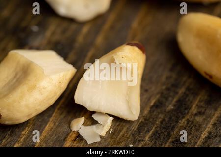 Noix du Brésil pelées de la coquille sur la table, fruits de noix du Brésil pelés éparpillés sur la table Banque D'Images