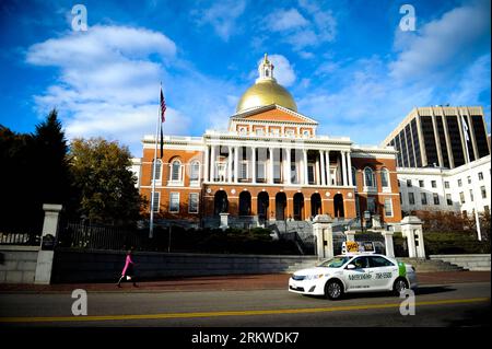 Bildnummer : 58669537 Datum : 05.11.2012 Copyright : imago/Xinhua BOSTON, Une femme marche et une voiture court devant la Massachusetts State House à Boston de l'État du Massachusetts, États-Unis, 5 novembre 2012. MittRomney, candidat républicain à la présidence américaine, organisera un rassemblement le soir des élections le 6 novembre à Boston, où se trouve le siège de la campagne nationale de Romney. (Xinhua/Shen Hong) (jl) U.S.-ELECTION-BOSTON-ROMNEY PUBLICATIONxNOTxINxCHN Gesellschaft Stadt xas x1x 2012 quer premiumd 58669537 Date 05 11 2012 Copyright Imago XINHUA Boston une femme marche et une voiture court devant le Mas Banque D'Images