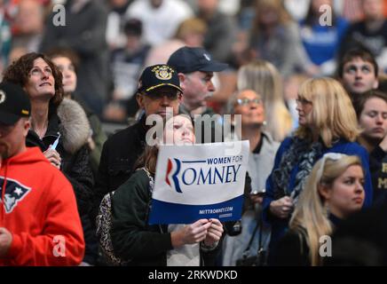 Bildnummer : 58669559 Datum : 05.11.2012 Copyright : imago/Xinhua MANCHESTER, 5 nov. - les partisans du candidat républicain américain à la présidence Mitt Romney regardent une vidéo lors d'un rassemblement à Manchester, dans l'État américain du New Hampshire, le 5 nov. 2012.(Xinhua/Wang Lei) (nxl) ÉLECTION PRÉSIDENTIELLE américaine-ROMNEY-NEW HAMPSHIRE-RALLYE PUBLICATIONxNOTxINxCHN Politik People Wahlkampf 2012. Wahl Präsidentschaftswahl xas 2012 58669559 Date 05 11 2012 Copyright Imago XINHUA Manchester Nov 5 2012 supporters du candidat républicain à la présidentielle Mitt Romney regarder une vidéo lors d'un rassemblement en M. Banque D'Images