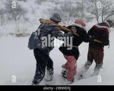 Bildnummer : 58671788 Datum : 06.11.2012 Copyright : imago/Xinhua (121106) -- SHIJIAZHUANG, 6 novembre 2012 (Xinhua) -- une photo prise par un téléphone portable montre un touriste japonais (C) sauvé d'une tempête de neige dans la province du Hebei du nord de la Chine, le 4 novembre 2012. Quatre touristes japonais, accompagnés d’un guide chinois, se sont retrouvés piégés par une tempête de neige sur une montagne enneigée dans le Hebei le 3 novembre. Trois touristes japonais portés disparus ont été confirmés morts, ont déclaré lundi les autorités locales. (Xinhua/Gong Zhihong) (hdt) CHINA-HEBEI-JAPANESE TOURISTS-RESCUE (CN) PUBLICATIONxNOTxINxCHN Gesellschaft Wetter Banque D'Images