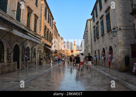 Une promenade sur la rue Stradun (ou Placa) dans la vieille ville de Dubrovnik - Croatie Banque D'Images