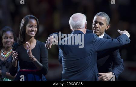 Bildnummer : 58673133 Datum : 07.11.2012 Copyright : imago/Xinhua (121107) -- CHICAGO, 7 novembre 2012 (Xinhua) -- le président américain Barack Obama (1e R) embrasse le vice-président Joe Biden à côté de sa fille Sasha lors du rassemblement de la nuit des élections à Chicago, aux États-Unis, le 7 novembre 2012. (Xinhua/Yang Lei) (lyx) U.S.-CHICAGO-OBAMA-ELECTION NIGHT RALLY PUBLICATIONxNOTxINxCHN Politik USA Wahl Präsidentschaftswahl People Sieg Wahlsieg Jubel Familie x1x xub 2012 quer o0 privé Familie, Tochter 58673133 Date 07 11 2012 Copyright Imago XINHUA Chicago Nov 7 2012 XINHUA U S Président Barack Obama années 1 Banque D'Images