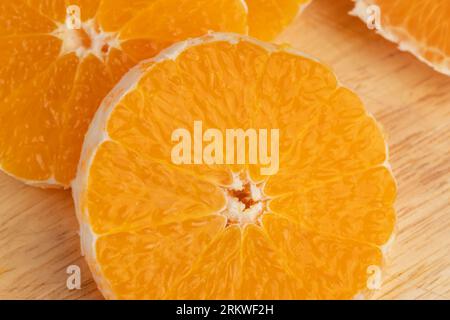 Orange pelée coupée en morceaux , épluchage d'orange mûre et juteuse Banque D'Images