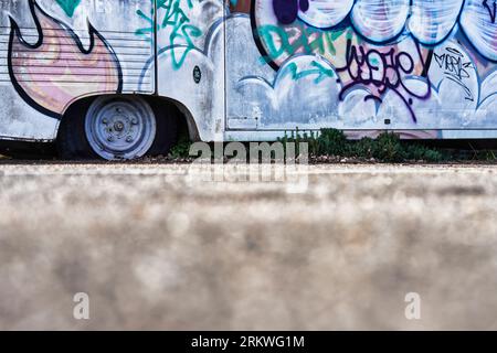 esthétique envahie vieille voiture dans le parking avec graffiti. Banque D'Images