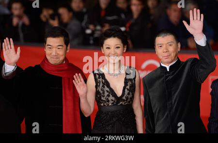 Bildnummer : 58685915 Datum : 09.11.2012 Copyright : imago/Xinhua (121110) -- ROME, 10 novembre 2012 (Xinhua) -- le réalisateur chinois Feng Xiaogang, l'actrice Xu Fan et l'acteur Zhang Guoli (R-L) posent sur le tapis rouge du 7e Festival du film de Rome à Rome, Italie, le 9 novembre 2012. Le 7e Festival du film de Rome a ouvert ses portes vendredi. Feng s Retour à 1942 a été annoncé le premier des deux films surprise qui seront présentés en compétition au 7e Festival du film de Rome. (Xinhua/Wang Qingqin) (jl) ITALIE-ROME-FILM FESTIVAL-OUVERTURE PUBLICATIONxNOTxINxCHN People Entertainment Filmfestival xjh x0x premiumd 2012 quer 58685915 Banque D'Images