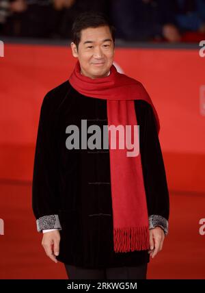 Bildnummer : 58685911 Datum : 09.11.2012 Copyright : imago/Xinhua (121110) -- ROME, 10 novembre 2012 (Xinhua) -- l'acteur chinois Zhang Guoli du film Retour à 1942 pose sur le tapis rouge du 7e Festival du film de Rome, Italie, 9 novembre 2012. Le 7e Festival du film de Rome a ouvert ses portes vendredi. Le réalisateur chinois Feng Xiaogang s Back to 1942 a annoncé le premier des deux films surprise qui seront présentés en compétition au 7e Festival du film de Rome. (Xinhua/Wang Qingqin) (jl) ITALIE-ROME-FILM FESTIVAL-OUVERTURE PUBLICATIONxNOTxINxCHN People Entertainment Filmfestival xjh x0x premiumd 2012 hoch 58685 Banque D'Images