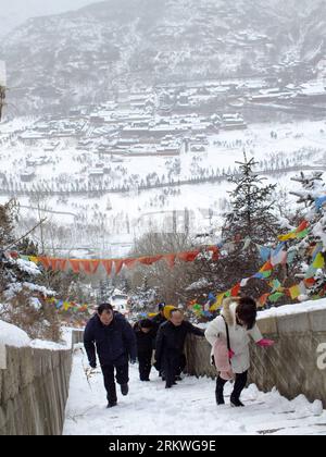 Bildnummer : 58687013 Datum : 10.11.2012 Copyright : imago/Xinhua (121110) -- XINZHOU, 10 novembre 2012 (Xinhua) -- les visiteurs visitent le mont Wutai enneigé à Xinzhou, dans la province du Shanxi du nord de la Chine, le 10 novembre 2012. La région du mont Wutai a été touchée par la neige de la fin du jeudi jusqu’au vendredi après-midi. (Xinhua/Jiao Jinqi) (lmm) CHINA-SHANXI-MOUNT WUTAI-SNOW (CN) PUBLICATIONxNOTxINxCHN Gesellschaft xas x0x 2012 hoch 58687013 Date 10 11 2012 Copyright Imago XINHUA Xinzhou Nov 10 2012 visiteurs XINHUA Tour du Mont Wutai couvert de neige à Xinzhou dans le nord de la Chine S province du Shanxi Nov 10 2012 le Mont Wut Banque D'Images