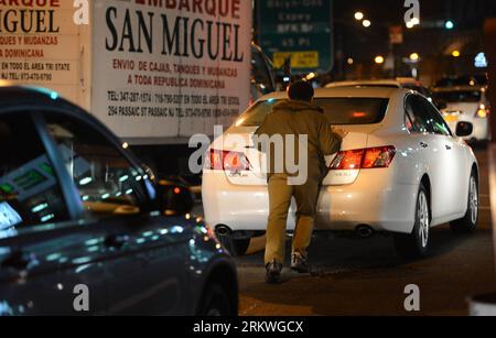 Bildnummer : 58687491 Datum : 09.11.2012 Copyright : imago/Xinhua (121110) -- NEW YORK, 10 novembre 2012 (Xinhua) -- un homme pousse sa voiture pour se faire ravitailler dans une station-service dans le Queens, New York, États-Unis, 9 novembre 2012. New York City, dévastée par l'ouragan Sandy à la fin du mois dernier et frappée par une tempête de neige hivernale anormalement précoce mercredi, a introduit un système de plaques d'immatriculation impaires pour les achats d'essence à partir de vendredi face à des pénuries de carburant frustrantes à travers la ville. (Xinhua/Wang Lei) US-NEW YORK-POST OURAGAN-PÉNURIE DE GAZ PUBLICATIONxNOTxINxCHN Gesellschaft USA Sandy Stu Banque D'Images