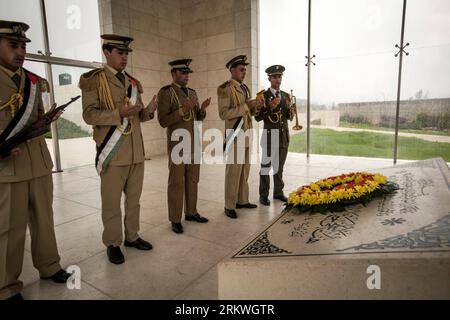 Bildnummer: 58688925  Datum: 11.11.2012  Copyright: imago/Xinhua (121111) -- RAMALLAH, Nov. 11, 2012 (Xinhua) -- Palestinian soldiers pay their respects at the grave of late Palestinian leader Yasser Arafat during an official ceremony marking the 8th anniversary of the death of Arafat, in the West Bank city of Ramallah on Nov. 11, 2012. (Xinhua/Chen Xu) (nxl) MIDEAST-RAMALLAH-ARAFAT-DEATH ANNIVERSARY PUBLICATIONxNOTxINxCHN Politik Jahrestag Todestag Gedenken Trauer xas x0x 2012 quer premiumd      58688925 Date 11 11 2012 Copyright Imago XINHUA  Ramallah Nov 11 2012 XINHUA PALESTINIAN Soldiers Stock Photo