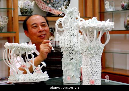 Bildnummer : 58689878 Datum : 15.05.2007 Copyright : imago/Xinhua (121112) -- JINGDEZHEN, 12 novembre 2012 (Xinhua) -- une photo prise le 15 mai 2007 montre que l'artiste céramique Ren Ruihua présente son travail de porcelaine dans son atelier de Jingdezhen, province de Jiangxi dans l'est de la Chine. R (Xinhua/Song Zhenping) (mp) CHINA-JIANGXI-CERAMIC ARTIST-REN RUIHUA (CN) PUBLICATIONxNOTxINxCHN Gesellschaft Kultur Kunsthandwerk Porzellan Keramik Arbeit x1x xds 2007 quer 58689878 Date 15 05 2007 Copyright Imago XINHUA Jingdezhen Nov 12 2012 fichier XINHUA photo prise LE 15 2007 mai montre Thatcher l'Arti céramique Banque D'Images