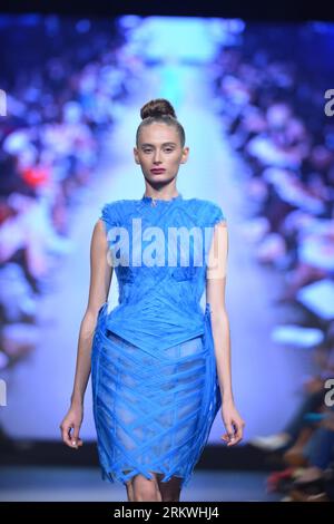 Bildnummer : 58694325 Datum : 12.11.2012 Copyright : imago/Xinhua (121112) -- TEV AVIV, 12 novembre 2012 (Xinhua) -- Un modèle présente une création du designer israélien Mark Goldenberg lors de la Fashion week de tel Aviv, Israël, le 12 novembre 2012. (Xinhua/Yin Dongxun) ISRAEL-TEV AVIV-FASHION WEEK PUBLICATIONxNOTxINxCHN Kultur Entertainment Modewoche mode Modenschau x0x xdd premiumd 2012 hoch 58694325 Date 12 11 2012 Copyright Imago XINHUA Aviv Nov 12 2012 XINHUA un modèle affiche une création de designers israéliens Mark Goldenberg pendant la Fashion week de tel Aviv à tel Aviv Israël LE 12 2012 novembre X. Banque D'Images