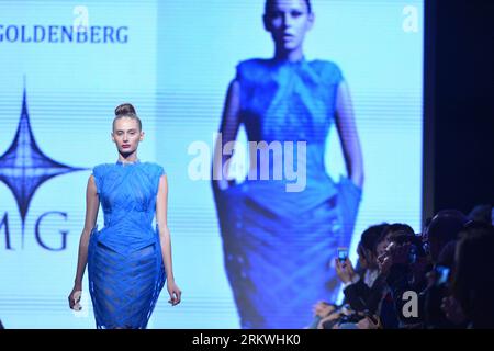 Bildnummer : 58694324 Datum : 12.11.2012 Copyright : imago/Xinhua (121112) -- TEV AVIV, 12 novembre 2012 (Xinhua) -- Un modèle présente une création du designer israélien Mark Goldenberg lors de la Fashion week de tel Aviv, Israël, le 12 novembre 2012. (Xinhua/Yin Dongxun) ISRAEL-TEV AVIV-FASHION WEEK PUBLICATIONxNOTxINxCHN Kultur Entertainment Modewoche mode Modenschau x0x xdd premiumd 2012 quer 58694324 Date 12 11 2012 Copyright Imago XINHUA Aviv Nov 12 2012 XINHUA un modèle affiche une création de designers israéliens Mark Goldenberg pendant la Fashion week de tel Aviv à tel Aviv Israël LE 12 2012 novembre X. Banque D'Images