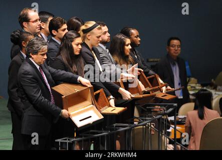 Bildnummer : 58694348 Datum : 12.11.2012 Copyright : imago/Xinhua (121112) -- NEW YORK, 12 novembre 2012 (Xinhua) -- le personnel de travail vérifie les urnes avant l'élection des membres du Conseil des droits de l'homme des Nations Unies à New York, le 12 novembre 2012. Surmontant les obstacles, les États-Unis ont été élus lundi par l’Assemblée générale des Nations Unies pour trois ans au Conseil des droits de l’homme, avec le Venezuela, le Pakistan et 15 autres pays. (Xinhua/Shen Hong) un-NEW YORK-CONSEIL DES DROITS DE L'HOMME-NOUVEAUX MEMBRES PUBLICATIONxNOTxINxCHN Politik un Wahl Menschenrechte Menschenrechtskommission x0x xdd premiumd 2012 q Banque D'Images