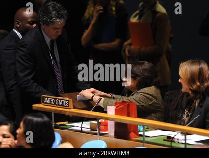 Bildnummer : 58694350 Datum : 12.11.2012 Copyright : imago/Xinhua (121112) -- NEW YORK, 12 novembre 2012 (Xinhua) -- un représentant américain vote lors de l'élection des membres du Conseil des droits de l'homme des Nations Unies à New York, le 12 novembre 2012. Surmontant les obstacles, les États-Unis ont été élus lundi par l’Assemblée générale des Nations Unies pour trois ans au Conseil des droits de l’homme, avec le Venezuela, le Pakistan et 15 autres pays. (Xinhua/Shen Hong) un-NEW YORK-CONSEIL DES DROITS DE L'HOMME-NOUVEAUX MEMBRES PUBLICATIONxNOTxINxCHN Politik un Wahl Menschenrechte Menschenrechtskommission x0x xdd premiu Banque D'Images