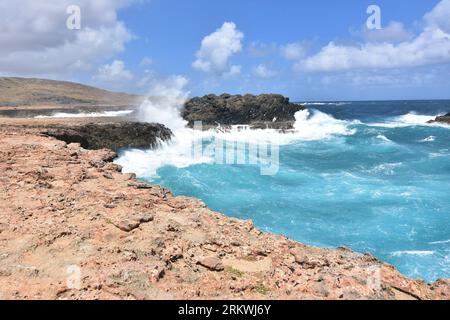 Vagues éclaboussant et s'écrasant à Aruba. Banque D'Images