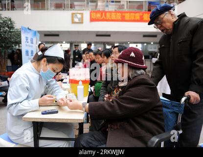 Bildnummer: 58698703  Datum: 14.11.2012  Copyright: imago/Xinhua (121114) -- ZHENGZHOU, Nov. 14, 2012 (Xinhua) -- A nurse checks the blood glucose of a senior citizen during a free clinic service for diabetes in Zhengzhou, capital of central China s Henan Province, Nov. 14, 2012. An activity of free clinic service was held by Zhengzhou Renmin Hospital to welcome the World Diabetes Day on Wednesday. (Xinhua/Li Bo) (mp) CHINA-ZHENGZHOU-CLINIC SERVICE-DIABETES (CN) PUBLICATIONxNOTxINxCHN Gesellschaft Gesundheit medizinische Behandlung xas x0x 2012 quer      58698703 Date 14 11 2012 Copyright Imag Stock Photo