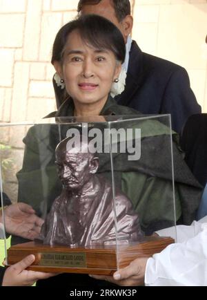 (121114) -- NEW DELHI, 14 nov. 2012 (Xinhua) -- Aung San Suu Kyi, leader de l'opposition birmane, reçoit en cadeau une statue du Mahatma Gandhi après avoir rendu hommage au mémorial du Mahatma Gandhi à Rajghat à New Delhi, en Inde, le 14 novembre 2012. Suu Kyi est arrivée mardi en Inde pour sa première visite en 40 ans. (Xinhua/Partha Sarkar) INDE-NEW DELHI-AUNG SAN SUU KYI-MAHATMA GANDHI PUBLICATIONxNOTxINxCHN 121114 New Delhi 14 2012 novembre la chef de l'opposition du Myanmar XINHUA Aung San Suu Kyi reçoit un poison d'une statue du Mahatma Gandhi après avoir rendu hommage au Mémorial du Mahatma Gandhi À Rajghat À New Delh Banque D'Images