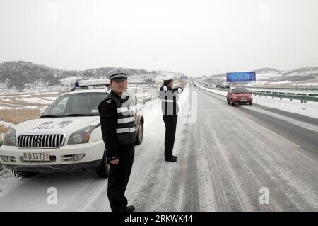 Bildnummer : 58700556 Datum : 14.11.2012 Copyright : imago/Xinhua (121114) -- MUDANJIANG, 14 novembre 2012 (Xinhua) -- deux policiers sont en service sur une autoroute dans la ville de Mudanjiang, province de Heilongjiang, au nord-est de la Chine, le 14 novembre 2012. Le trafic sur la route reliant Mudanjiang et Haerbin, la capitale du Heilongjiang, a été récupéré après 16 heures de fermeture forcée par la forte tempête de neige. (Xinhua/Zhang Chunxiang) (zn) CHINA-HEILONGJIANG-SNOWSTORM-TRAFFIC (CN) PUBLICATIONxNOTxINxCHN Gesellschaft Verkehr Strasse Jahreszeit Winter xas x0x 2012 quer 58700556 Date 14 11 2012 Copyright Imago XI Banque D'Images