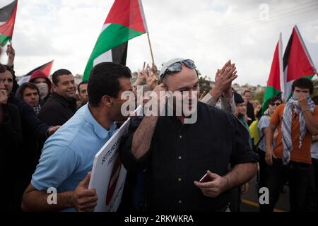 Bildnummer: 58702805  Datum: 14.11.2012  Copyright: imago/Xinhua (121114) -- RAMALLAH, Nov. 14, 2012 (Xinhua) -- An Palestinian activist roars at a Jewish settler as Palestinian and International activists block a main road for Jewish settlers near the West Bank city of Ramallah on Nov. 14, 2012. Thousands of Palestinians demonstrated Wednesday across the West Bank, marking the beginning of a week-long activities against the Israeli occupation of the territory. Palestinian President Mahmoud Abbas s Fatah party called for the demonstration to mark the 24th anniversary of the symphonic independe Stock Photo