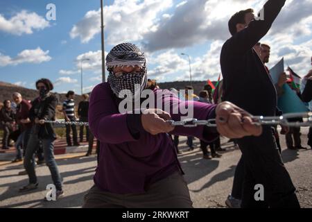 Bildnummer : 58702806 Datum : 14.11.2012 Copyright : imago/Xinhua (121114) -- RAMALLAH, 14 novembre 2012 (Xinhua) -- des militants palestiniens et internationaux bloquent une route principale pour les colons juifs près de la ville de Ramallah en Cisjordanie le 14 novembre 2012. Des milliers de Palestiniens ont manifesté mercredi à travers la Cisjordanie, marquant le début d'une semaine d'activités contre l'occupation israélienne du territoire. Le Fatah du président palestinien Mahmoud Abbas a appelé à la manifestation pour marquer le 24e anniversaire de l'indépendance symphonique que feu le leader Yasser Arafat a déclaré en 1988. Banque D'Images