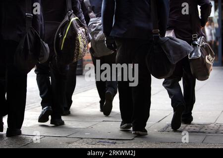 Photo de dossier datée du 26/01/12 des élèves de l'école. Les écoles devraient réduire la quantité de marquage sur les uniformes, a déclaré un dirigeant syndical des chefs d'établissement. Date d'émission : samedi 26 août 2023. Banque D'Images